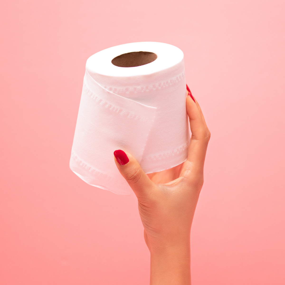 Mano che regge rotolo di carta igienica