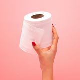 Mano che regge rotolo di carta igienica