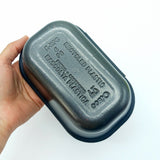 Dettaglio scritta sulla base nera della vaschetta gelato, retta da una mano