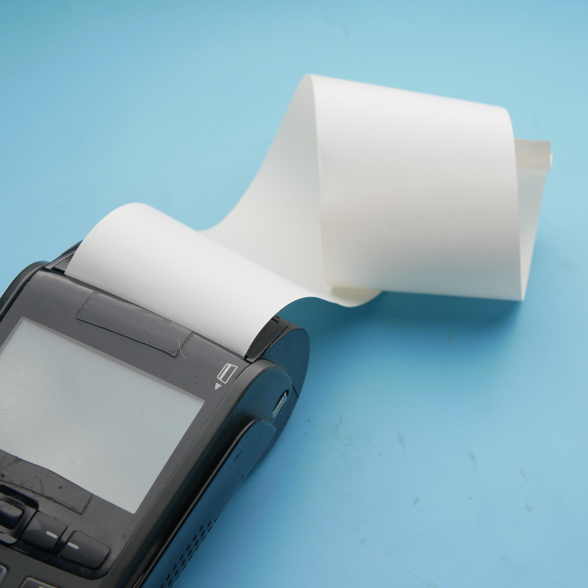 Macchina pos da cui esce scontrino