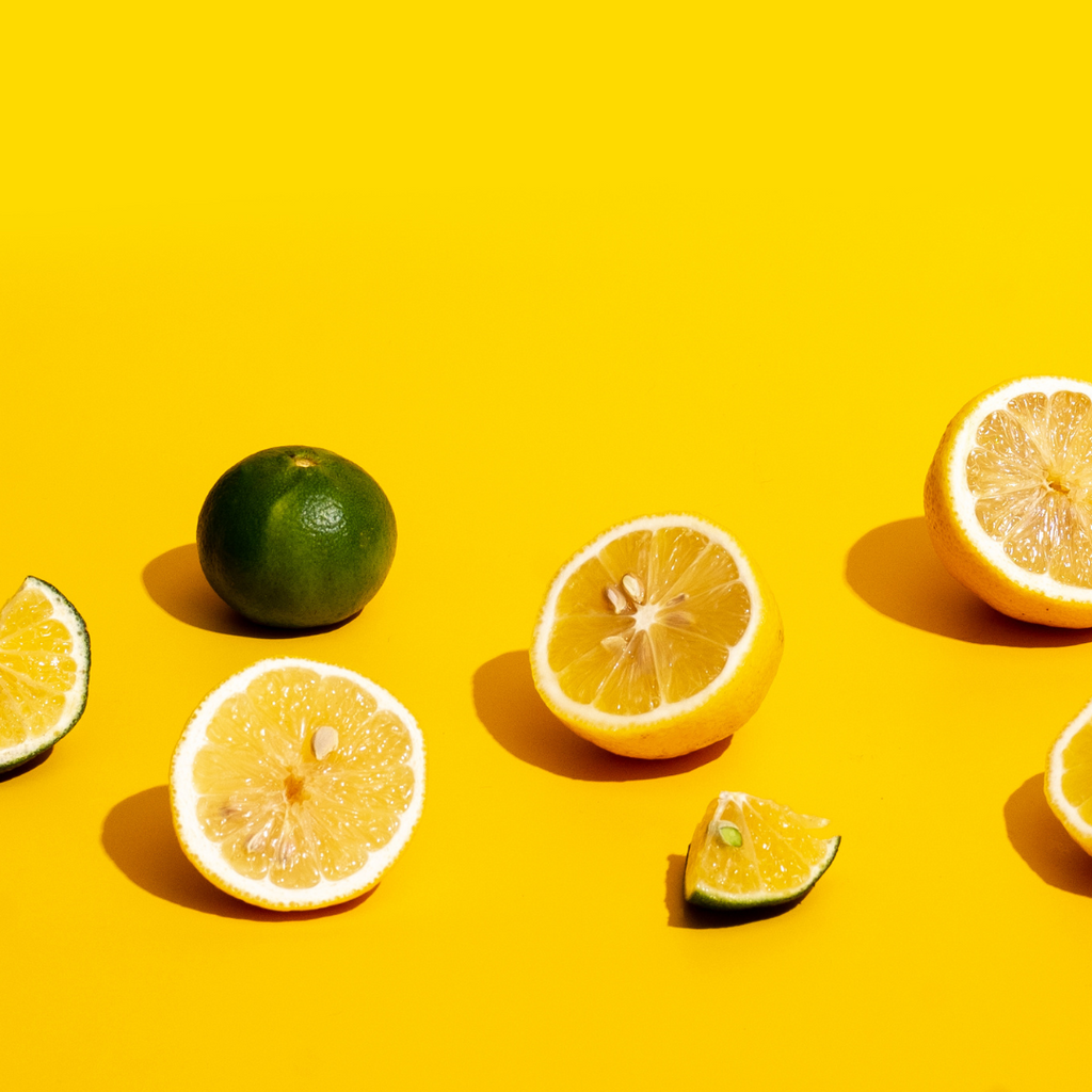 Limoni gialli su sfondo giallo
