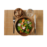 Tovaglietta in bambù con sopra piatti pieni