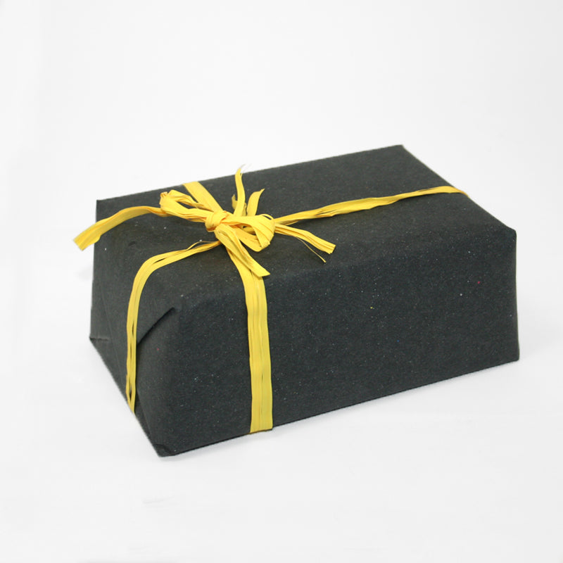 Paco chiuso con carta paglia color antracite e fiocco giallo