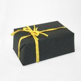 Paco chiuso con carta paglia color antracite e fiocco giallo