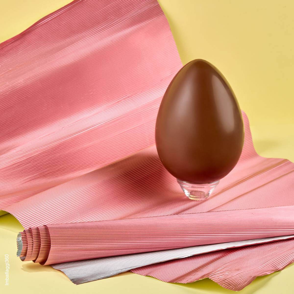 Carta alluminio colorata pieghettata per avvolgere uova di cioccolato pasquali. esterno colore rosa interno colore argento