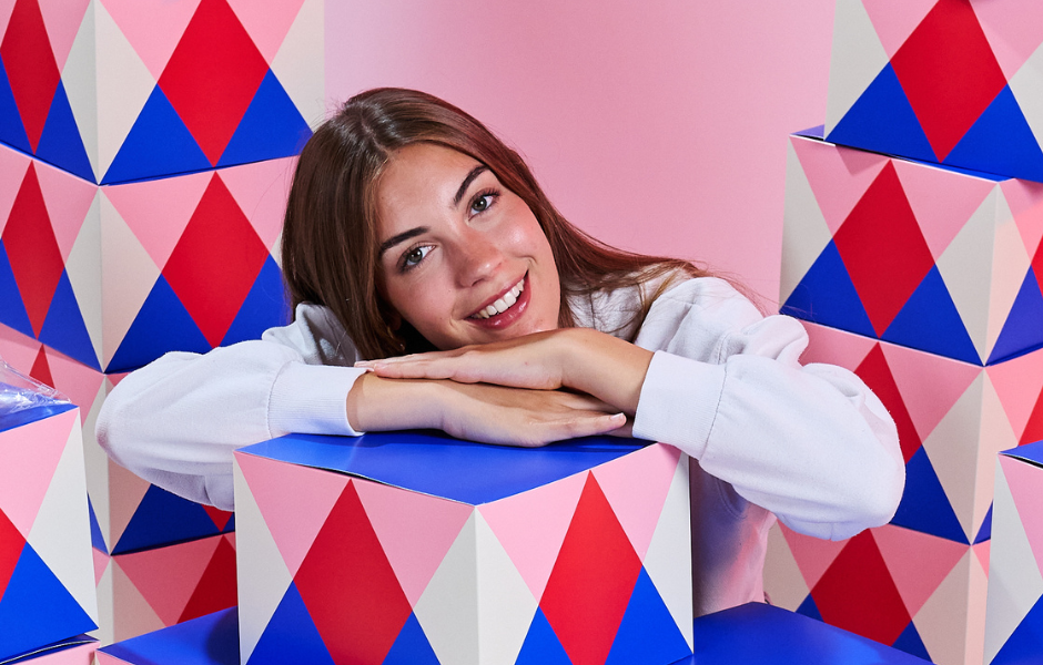Ragazza sorridente su scatola circus