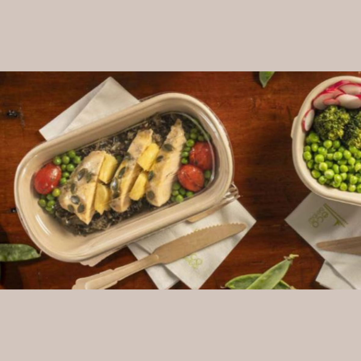 Contenitore pieno di cibo su tavola, vista dall'alto