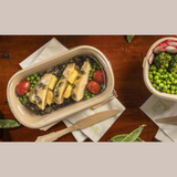 Contenitore pieno di cibo su tavola, vista dall'alto