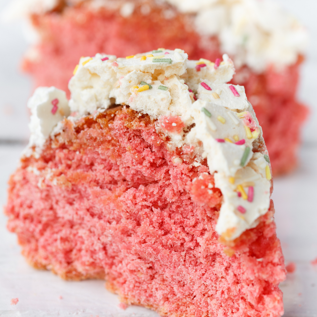 Fetta di torta rossa