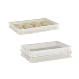 Vasche di plastica bianche, due impilate vuote ed una piena di impasti per pizza