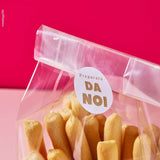 Etichetta tonda con scritto preparato da noi, su un sacchetto con dei grissini. Dettaglio