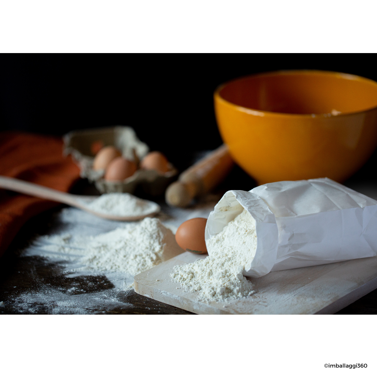 Composizione sacchetto per farine con farina, ciotola e farina con attrezzi da cucina