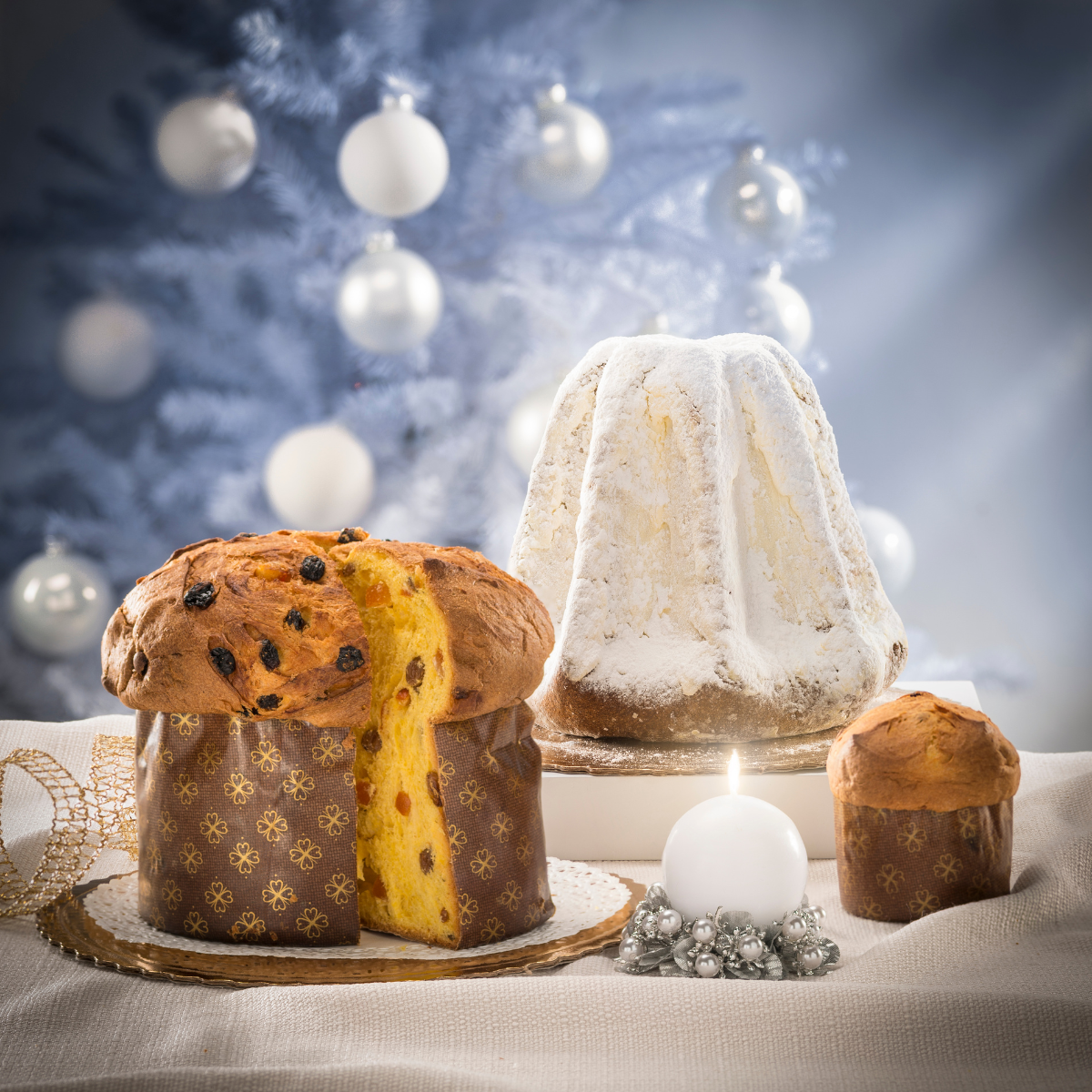 Panettone e pandoro su tavola con ambientazione natalizia