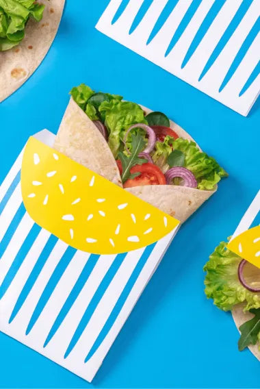 Porta piadina a righe bianche e blu con piadina dentro dettaglio