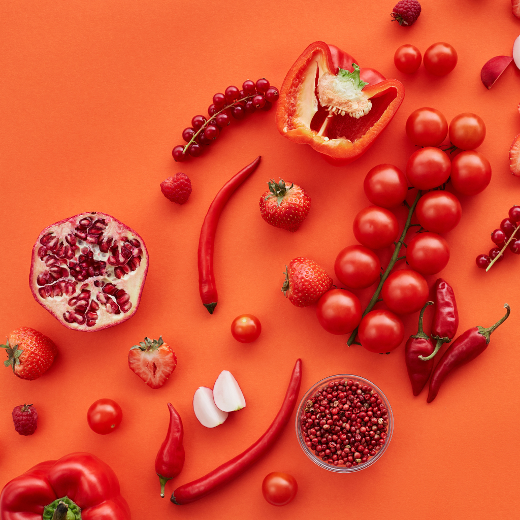 Frutta e verdura rossa su sfondo rosso