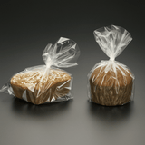 Sacchetti cristal trasparenti, per alimenti; uno avvolge un panettone, uno una colomba pasquale