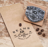 Sacchetto di carta avana, personalizzato con chicchi di caffe e timbro in metallo