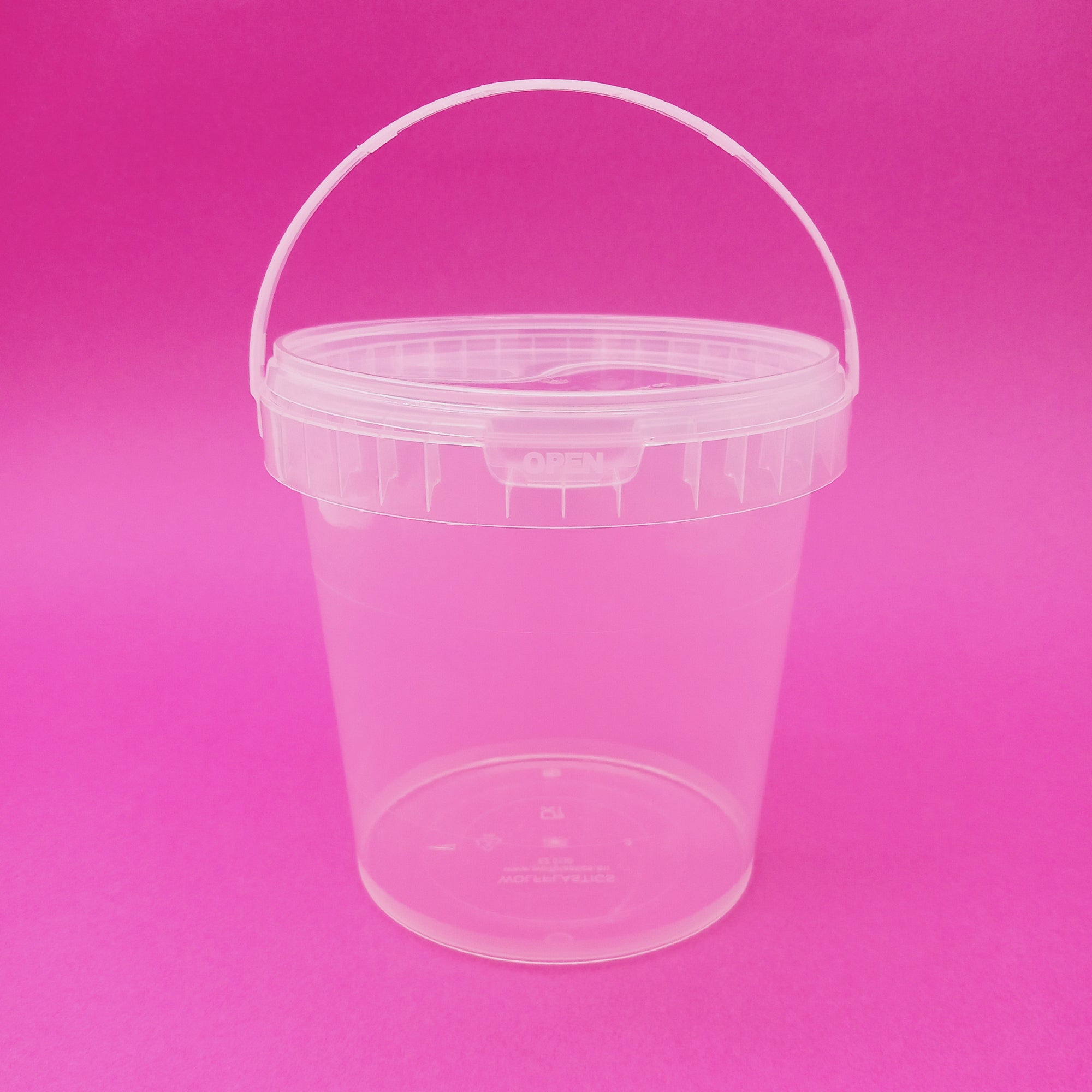 Secchiello trasparente con coperchio su sfondo rosa