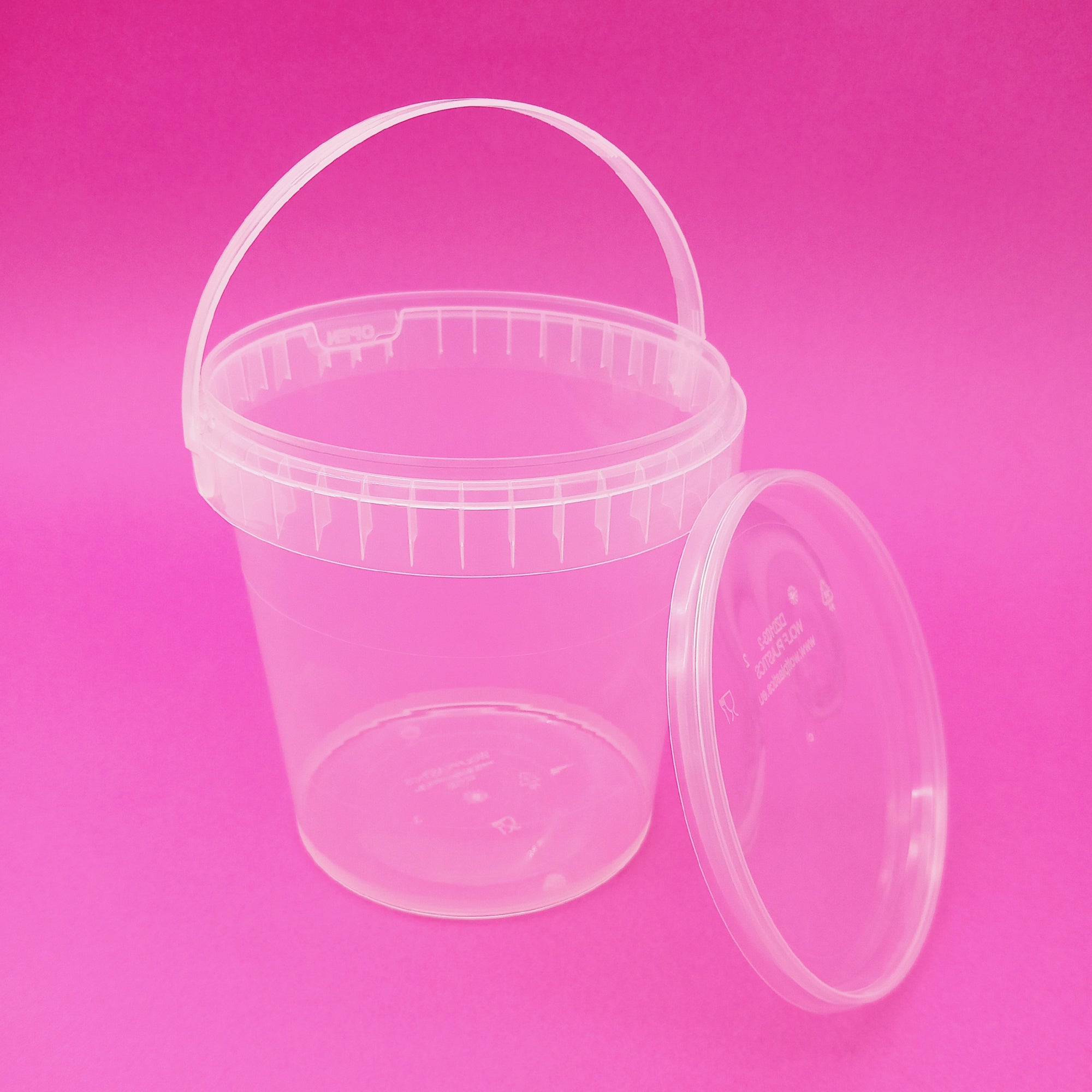 Secchiello trasparente con coperchio su sfondo rosa