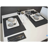 Tavola apparecchiata per due con tovagliette antracite di carta