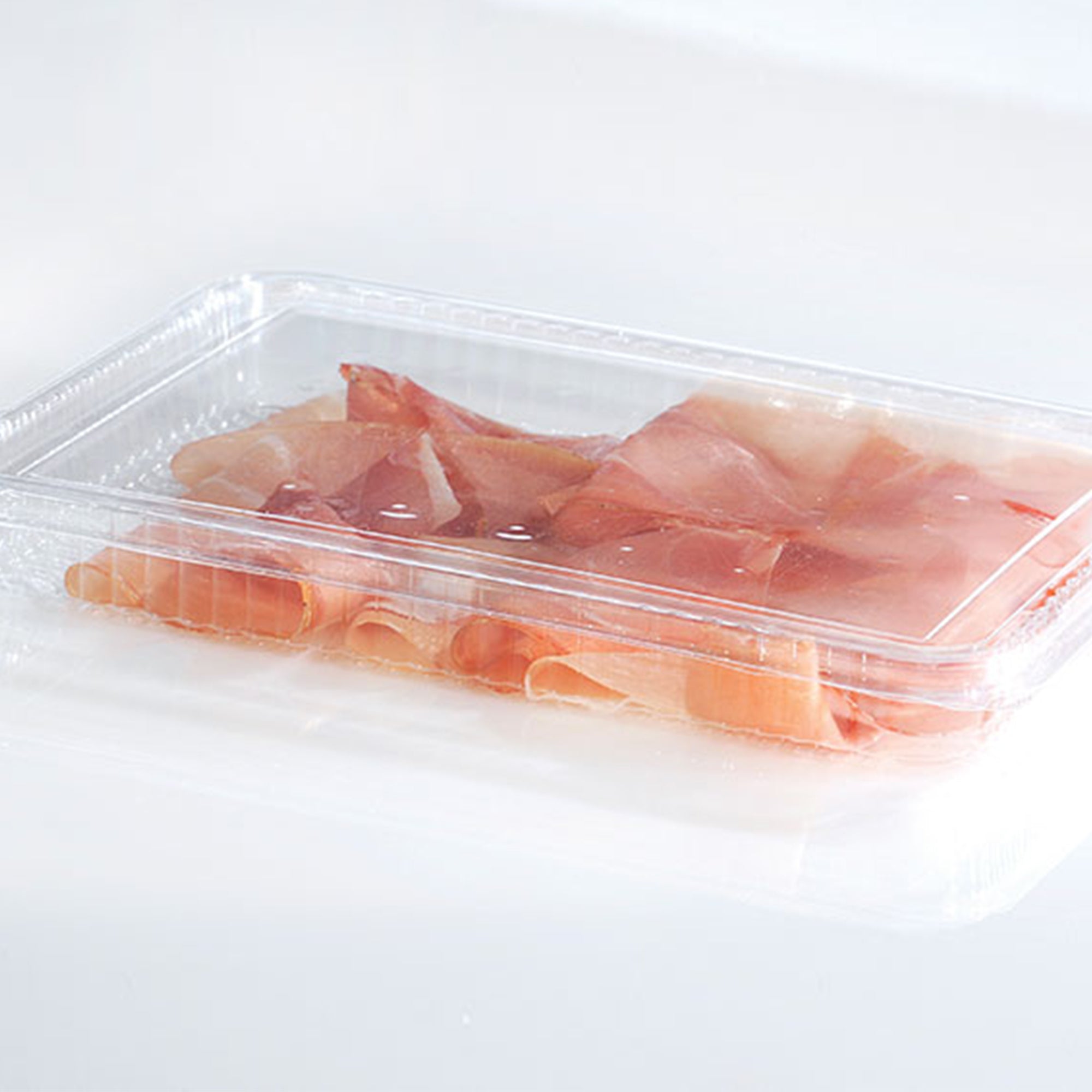 Vaschetta trasparente bassa piena di prosciutto
