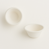 Vaschetta bianca per monoporzioni, ripresa dall'alto e di lato