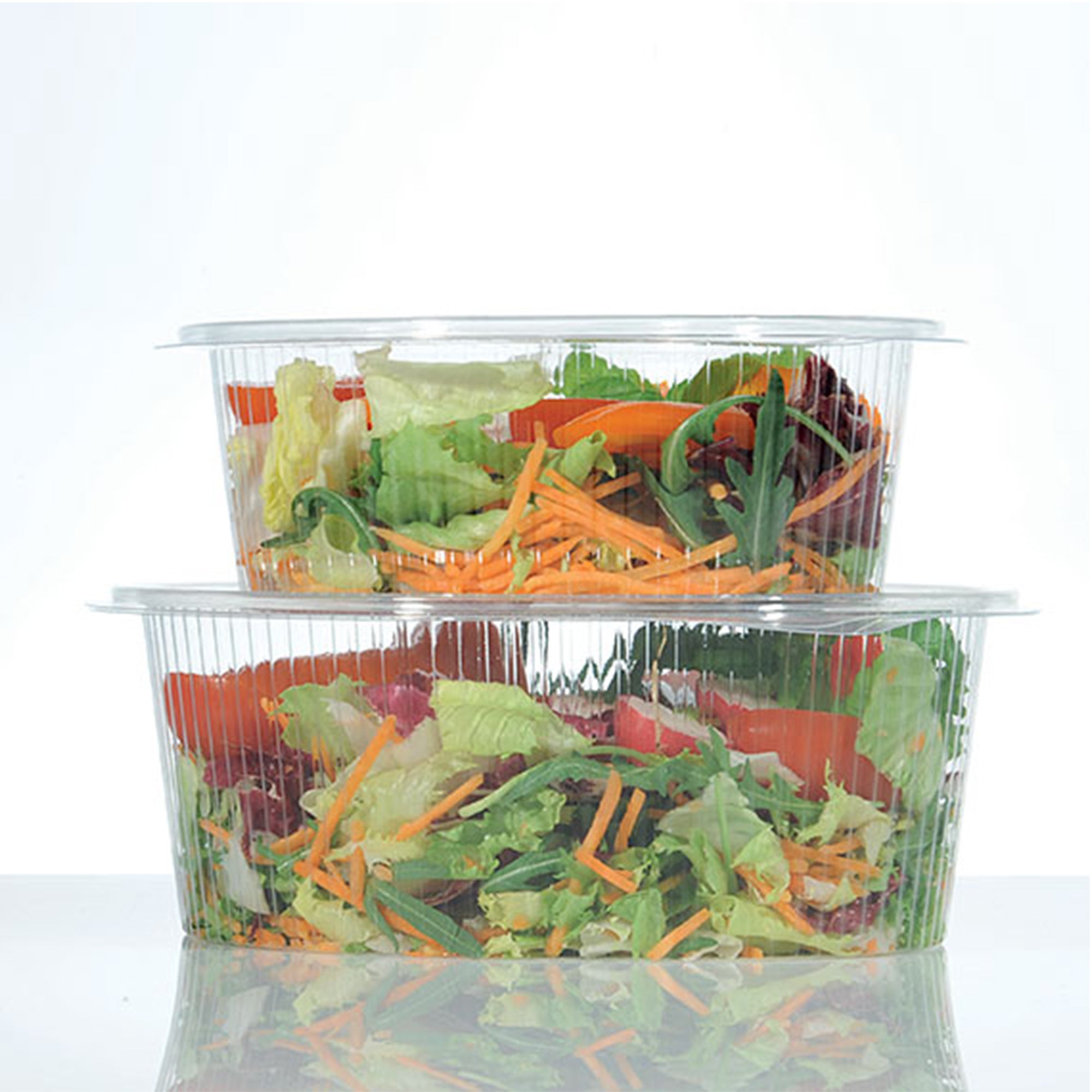 Vaschette ovali di plastica, trasparenti, piene di cibo