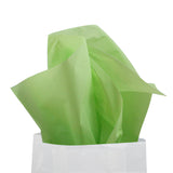 Carta velina verde che esce da un sacchetto bianco