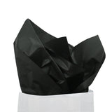 Carta velina nera che esce da un sacchetto bianco