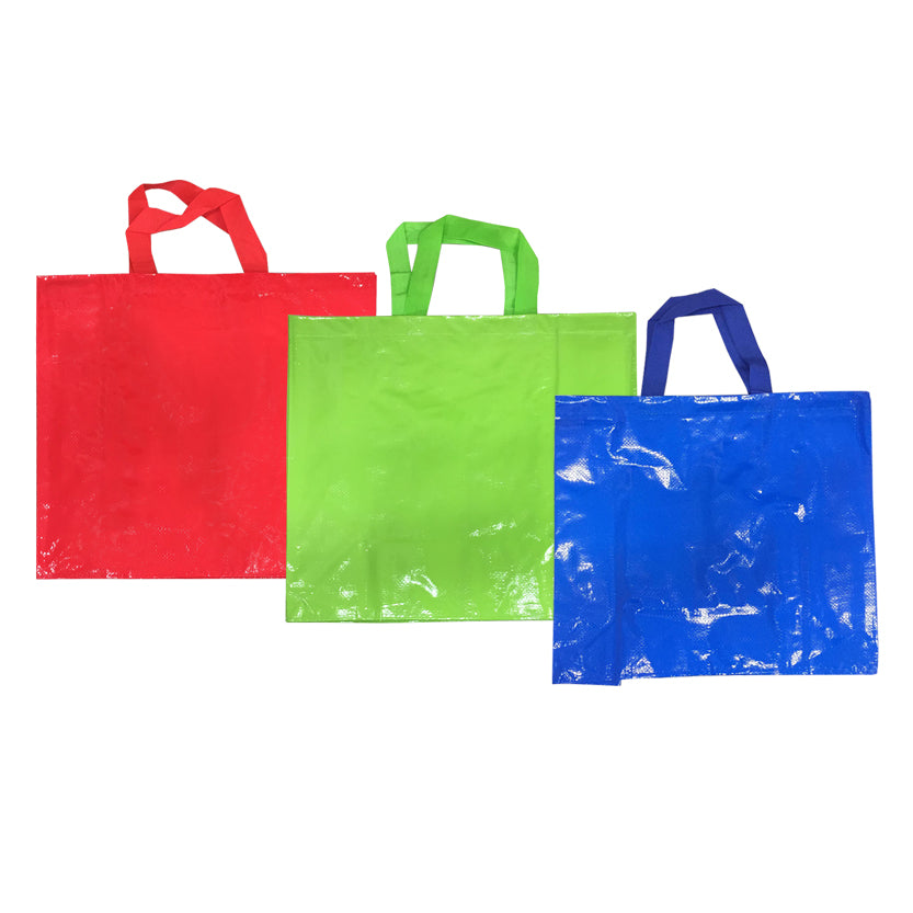 Shopper riutilizzabili di plastica, una rossa, una verde ed una blu