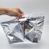 Busta termica riutilizzabile tenuta da una mano