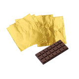 Barrett di cioccolato vicino carta per cioccolato color oro