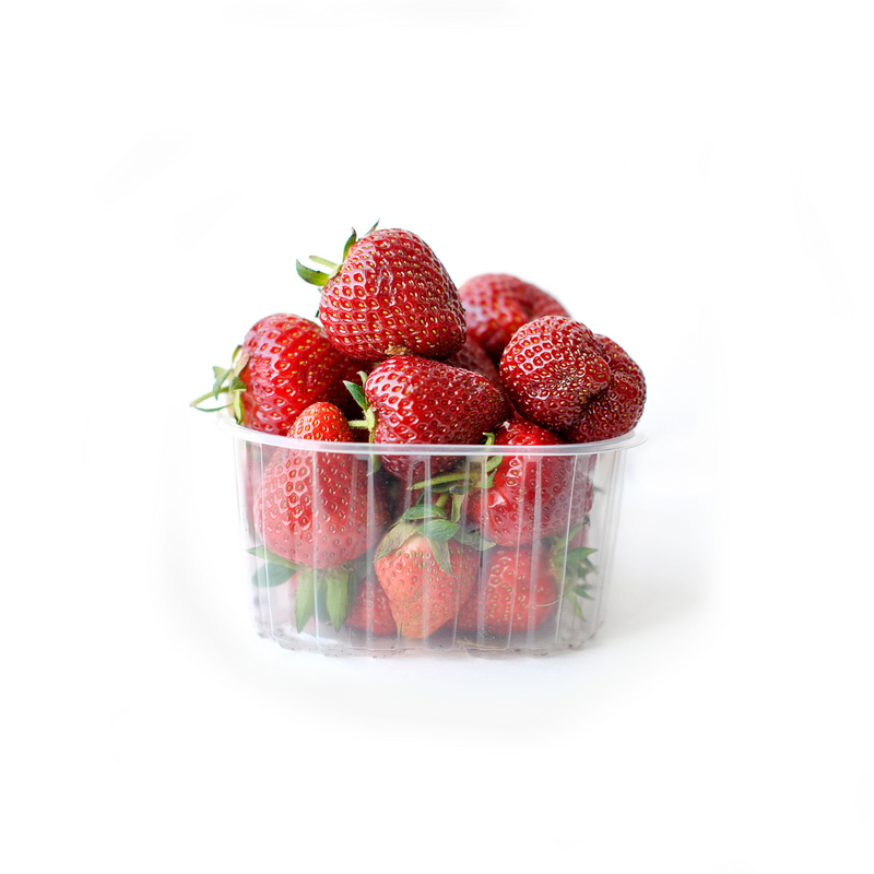 Cesto per frutta di plastica trasparente pieno di fragole