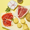 Tavola gialla con carta alimentare, prosciutto, salumi e formaggi 