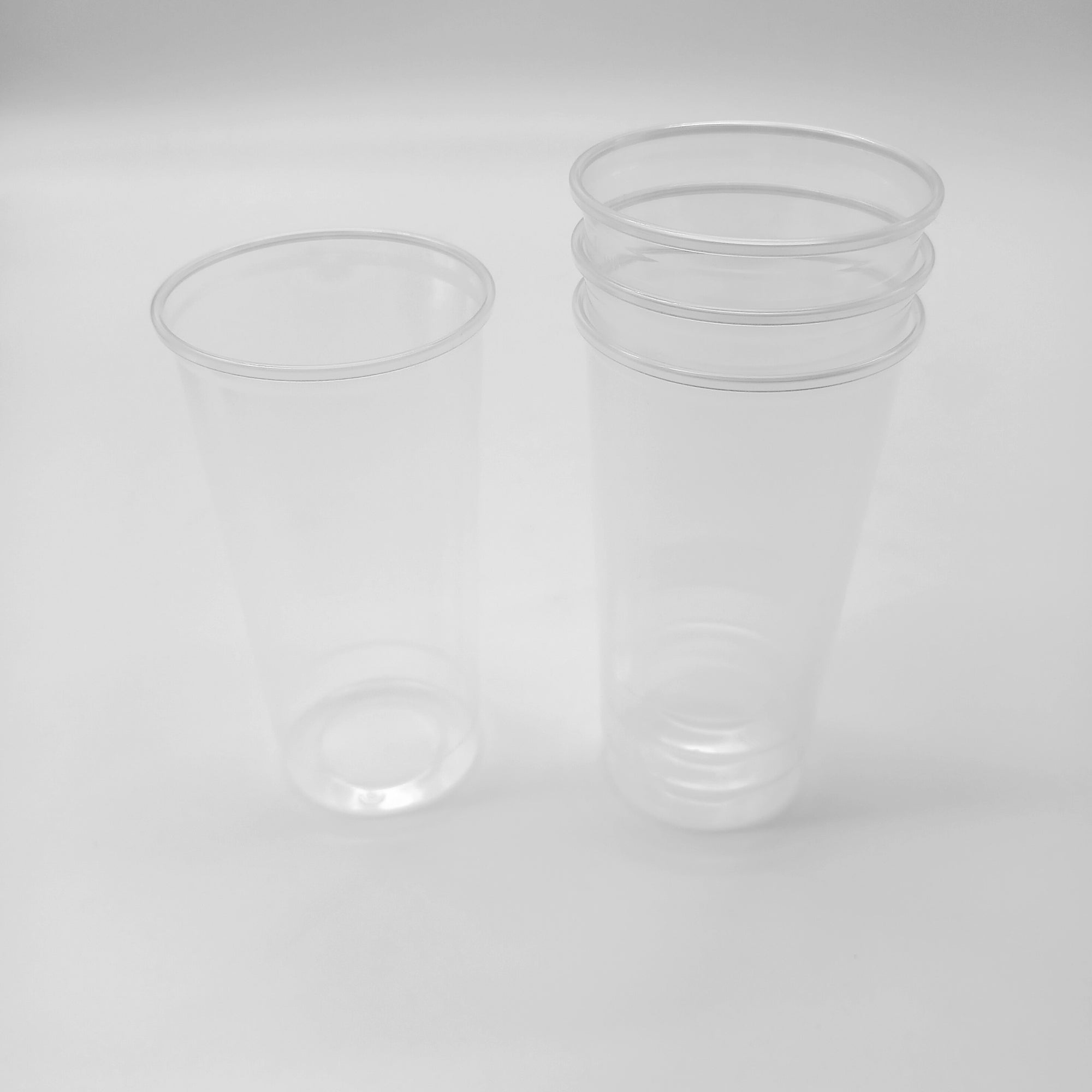 Bicchiere di plastica riutilizzabile mostrato singolo e impilato