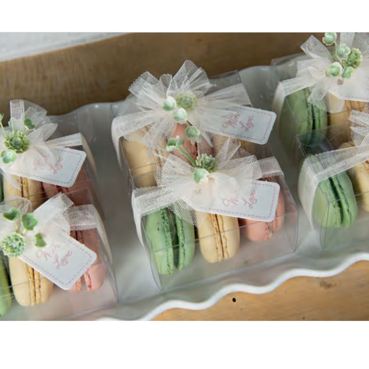 Scatole trasparenti infiocchettate pieni di macarons