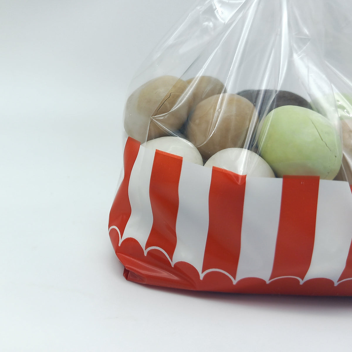 Sacchetto di plastica a righe bianche e rosse mostrato pieno in un dettaglio