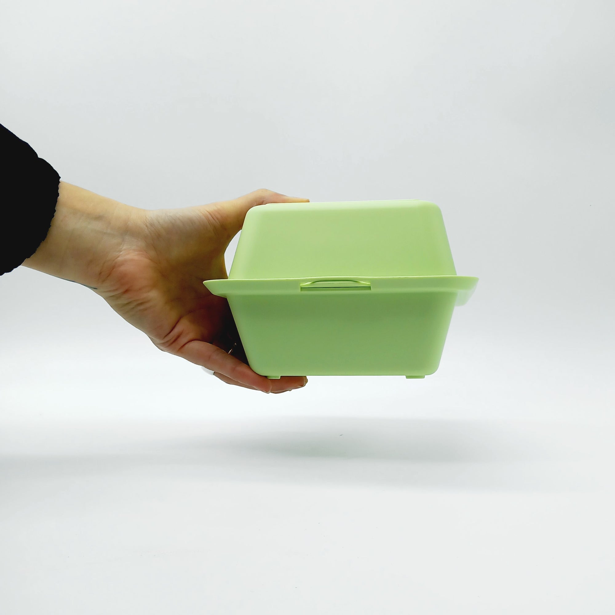 Porta merenda verde chiuso visto chiuso e tenuto in mano