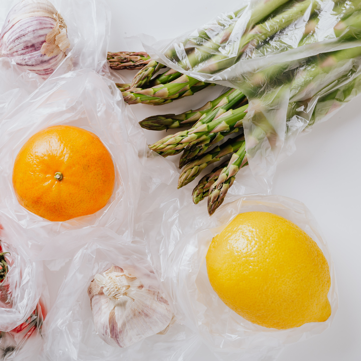 Ortaggi e frutta su un tavolo dentro sacchetti trasparenti 