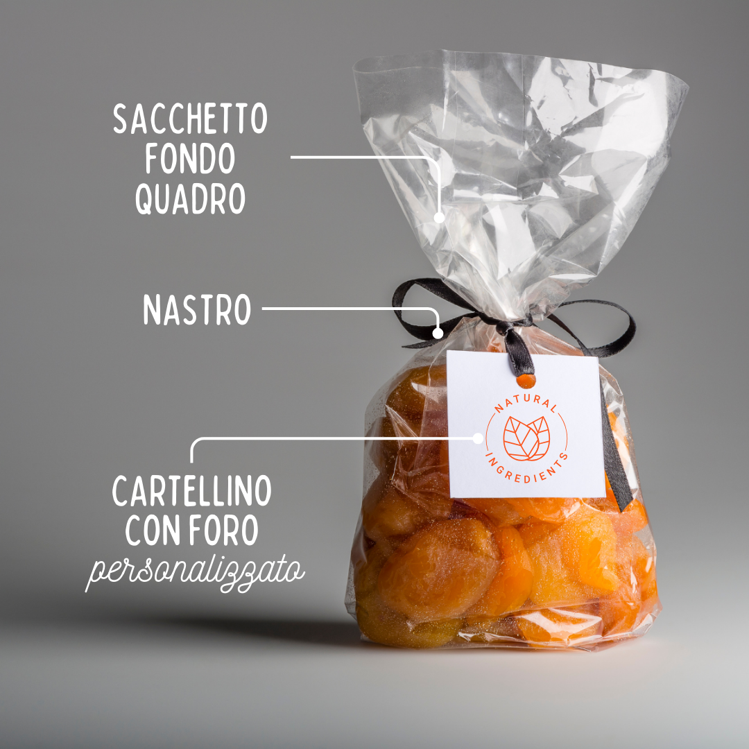 Sacchetto trasparente fondo quadro ripieno di albicocche secche e scritte delle caratteristiche