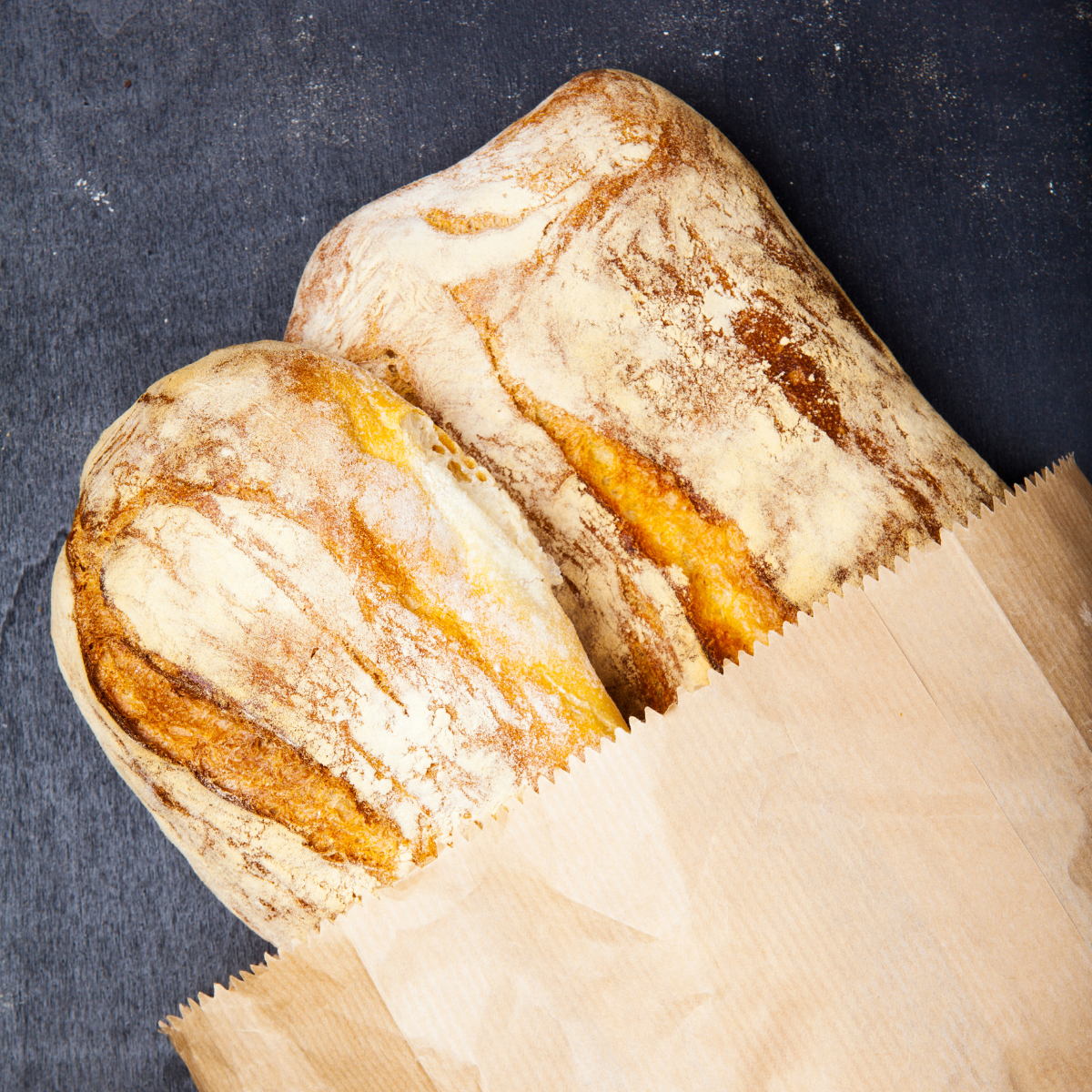Dettaglio di sacchetto del pane di carta con dentro pane