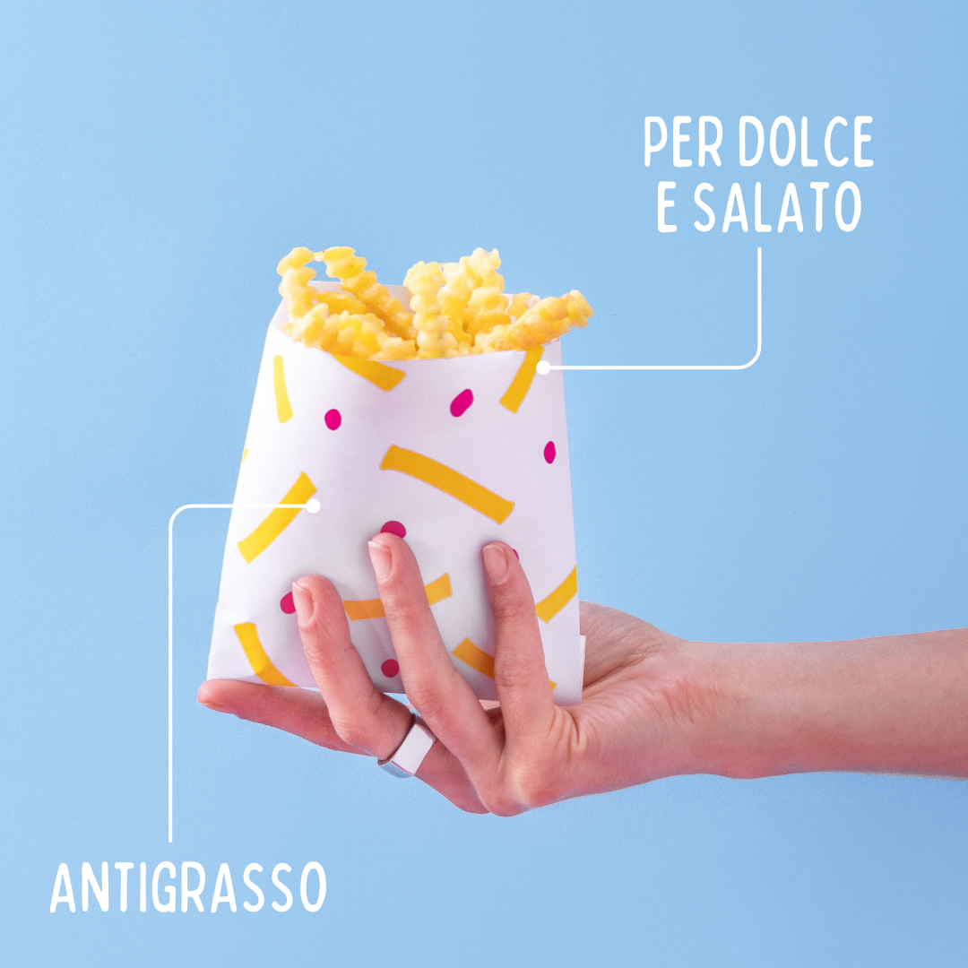 Mano che regge un sacchettino antigrasso pieno di patate fritte e scritta per dolce e salato e antigrasso