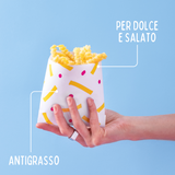 Mano che regge un sacchettino antigrasso pieno di patate fritte e scritta per dolce e salato e antigrasso