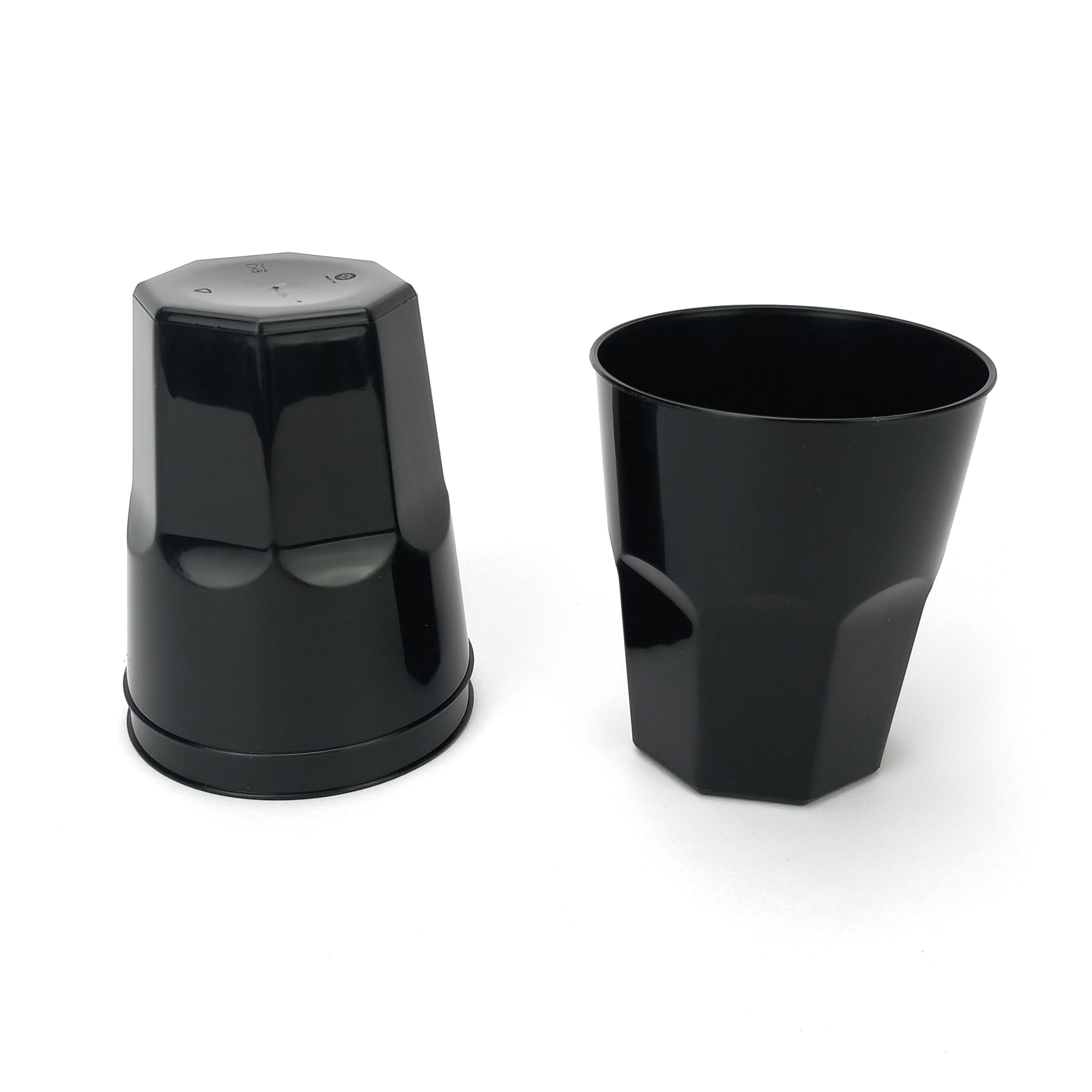 Bicchiere di plastica nero in piedi e capovolto