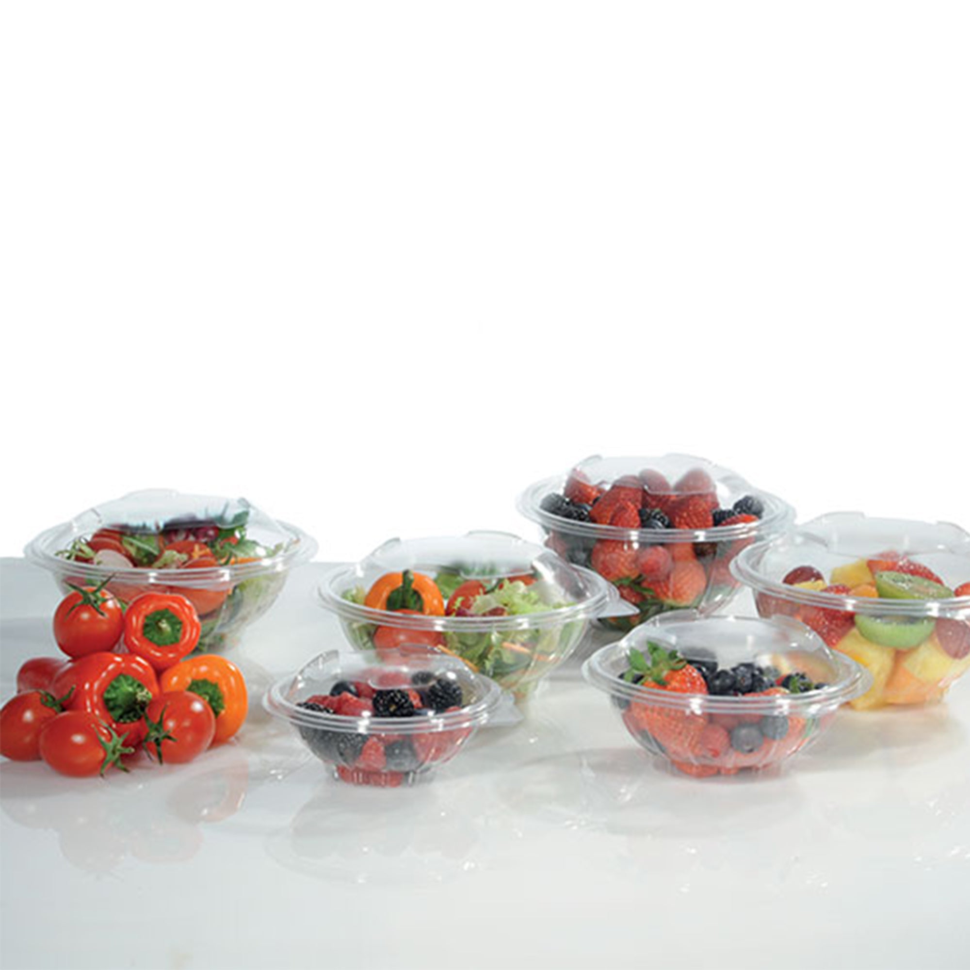 Varie vaschette per insalata e frutti di diverse dimensioni, piene 