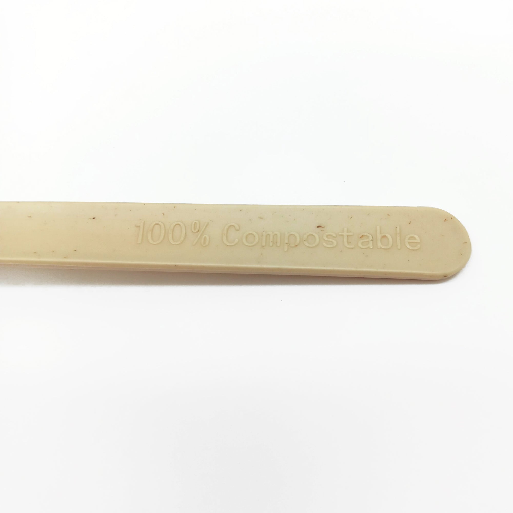 Dettaglio di posata con scritta 100% compostabile 