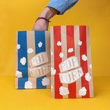 Sacchetto di carta porta pop corn con vicino di pop corn sfusi 