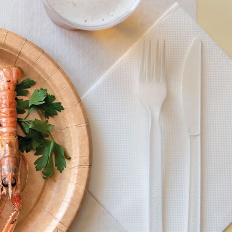 Posate usa e getta bianche su tovagliolo di carta vicino a piatto monouso color avana con crostacei 