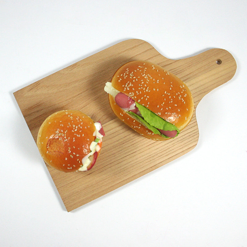 Tagliere di legno con due panini 