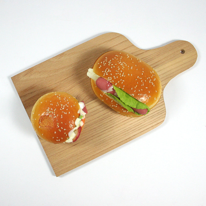 Tagliere di legno con due panini 